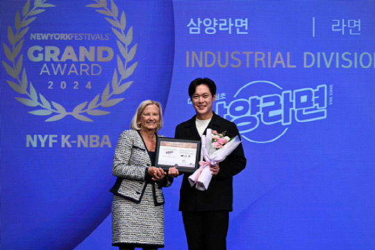 3일 서울 중구 소공동 롯데호텔에서 열린 '2024 대한민국 국가브랜드 대상' 시상식에서 엘런 스미스(왼쪽부터) 뉴욕페스티벌 회장과 최의리 삼양라운드스퀘어 브랜드전략실 상무가 기념촬영을 하고 있다. 삼양라운드스퀘어 제공